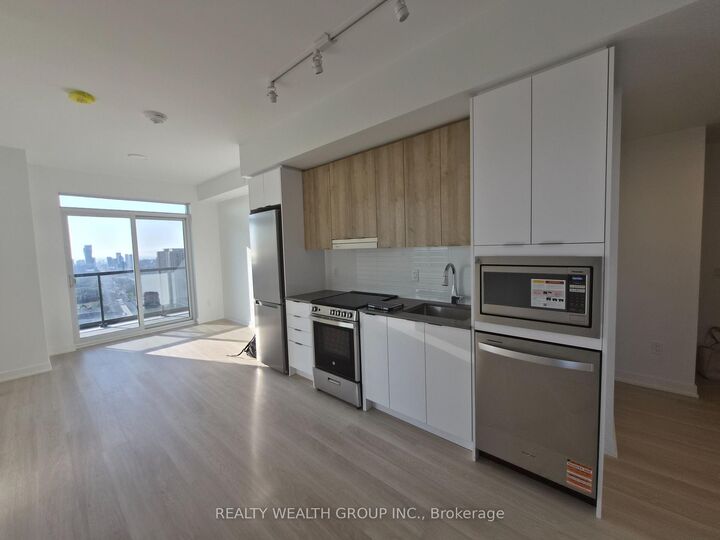 Property Photo:  5105 Hurontario Street 3002  ON L4Z 0C9 