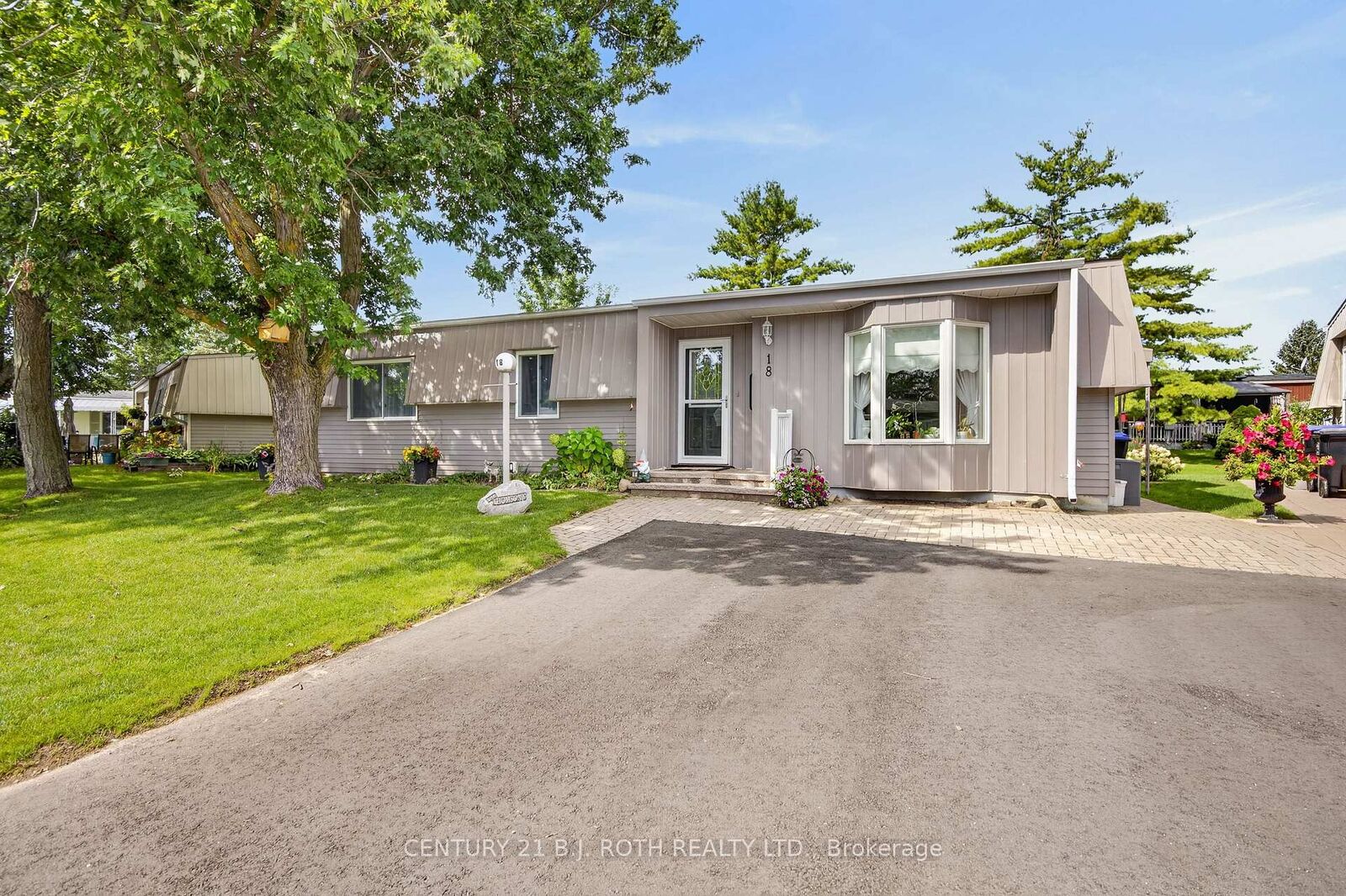 Property Photo:  18 Belle Isle Arm N/A  ON L9S 1N8 