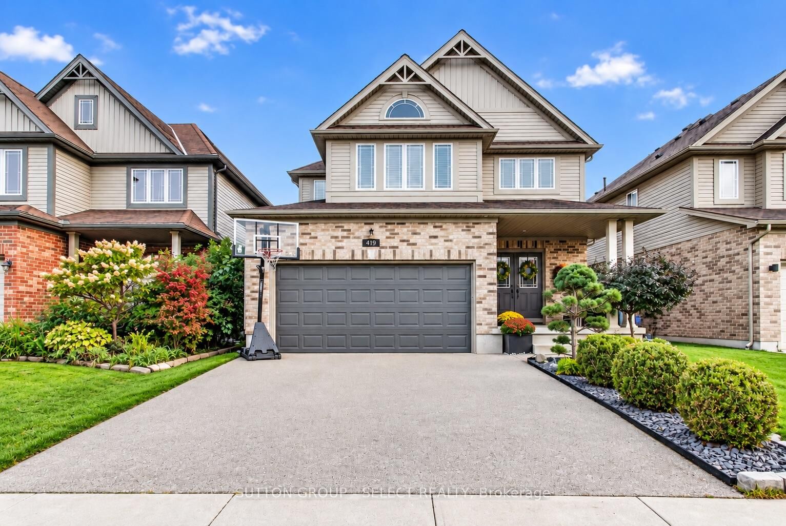Property Photo: 419 Blackacres Boulevard ON N6G 0J2