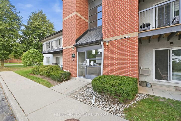 Property Photo: 1450 Glen Abbey Gate 1121 ON L6M 2V7