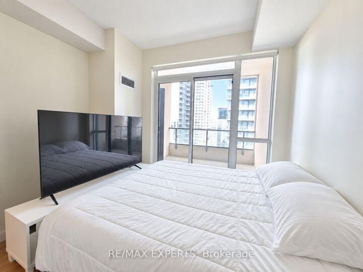 Property Photo:  4055 Parkside Village Drive 1217  ON L5B 0K2 