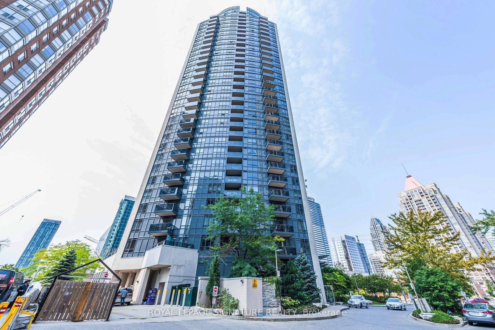 Property Photo:  330 Burnhamthorpe Road W 1604  ON L5B 3Y5 