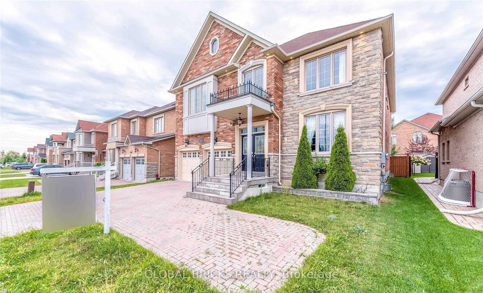 Property Photo:  2855 Westoak Trails Boulevard  ON L6M 0H9 