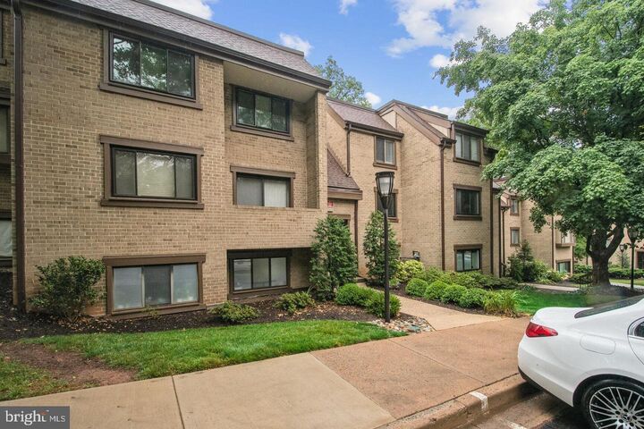 Property Photo: 1635 Parkcrest Circle 8D/201 VA 20190