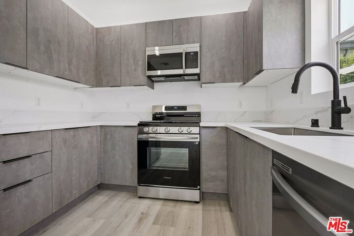 Property Photo:  1434 Beverwil, Unit 1  CA 90035 