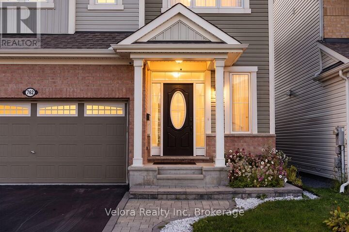 Property Photo:  762 Rosehill Avenue  ON K2S 0X2 