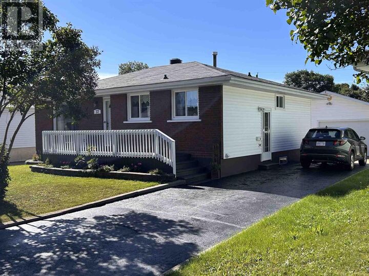 Property Photo:  37 South Market St  ON P6A 5G5 