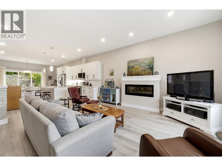 Photo de la propriété:  2810 15 Avenue Northeast 9  BC V1E 3B8 