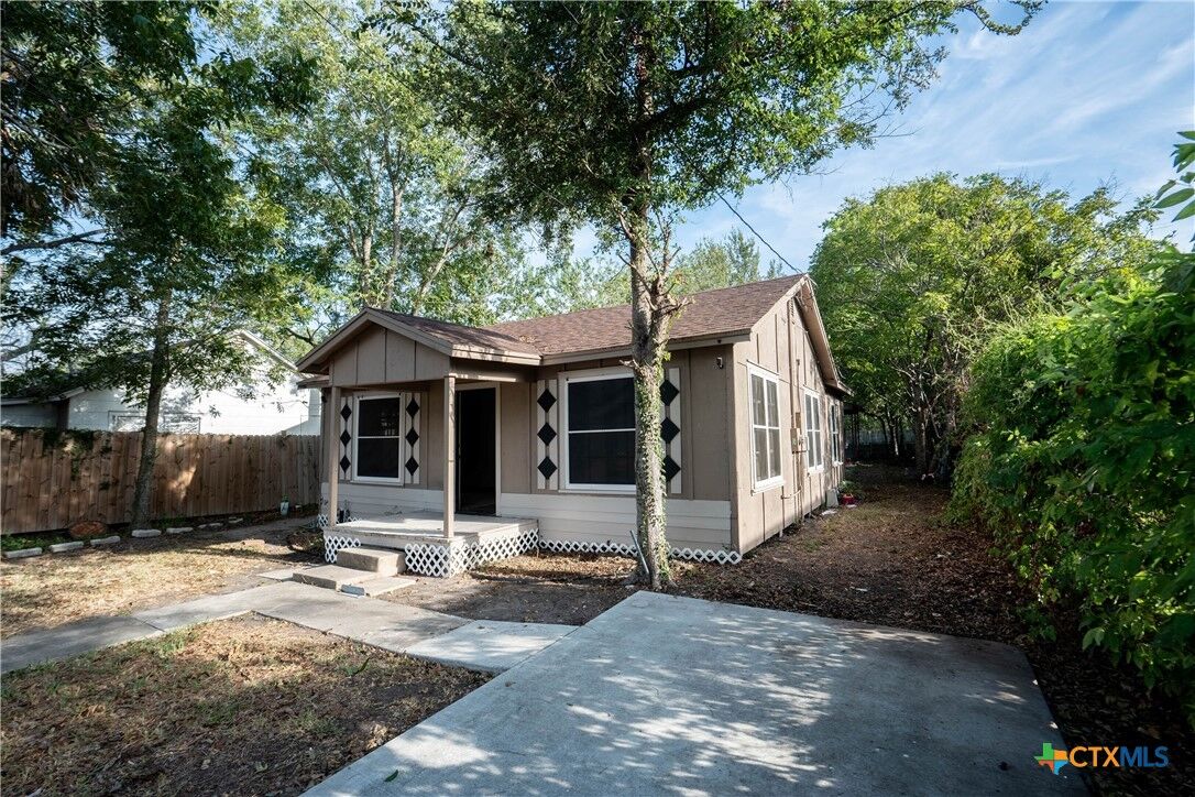 Property Photo: 1408 E Power Avenue TX 77901