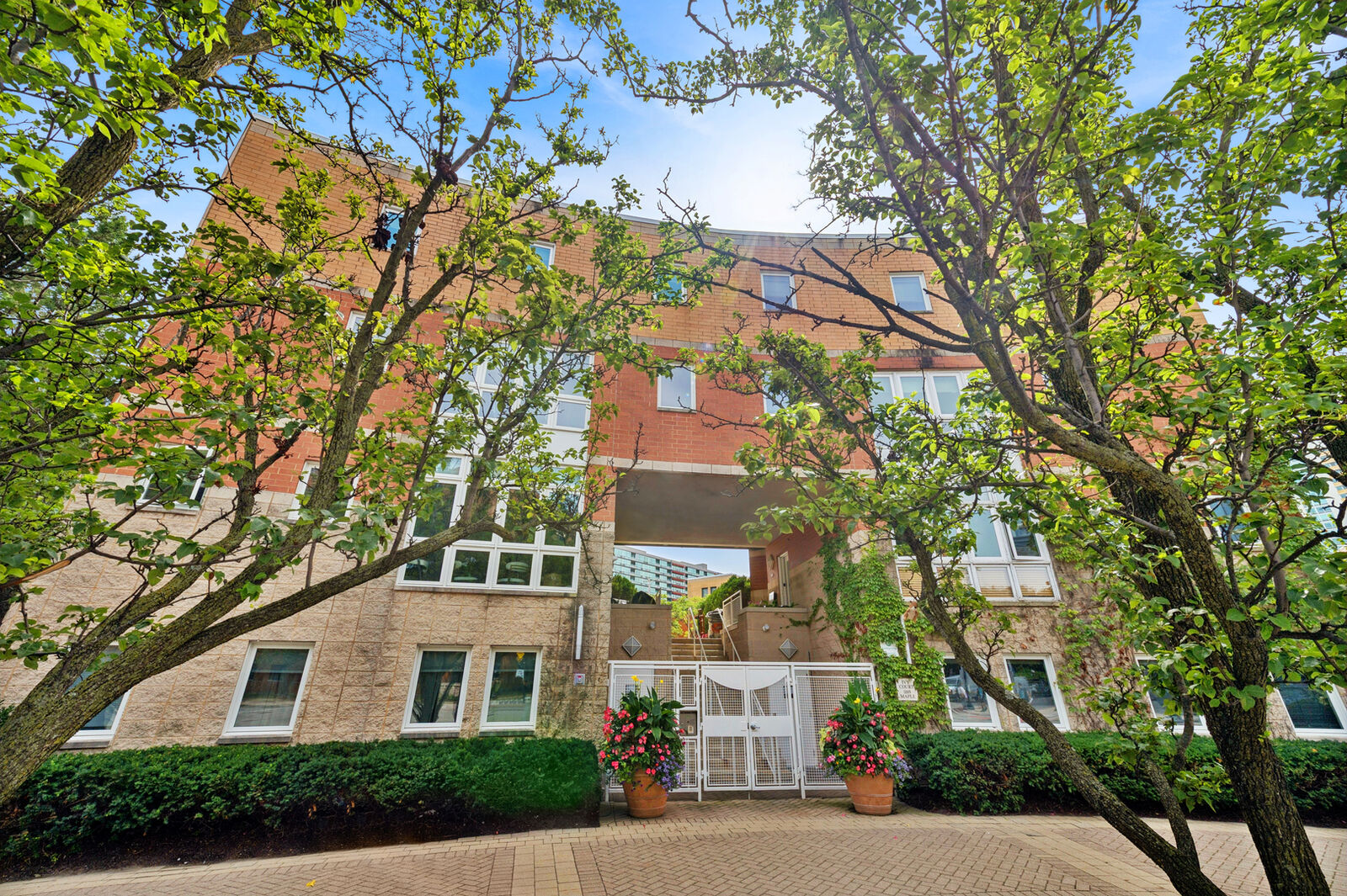 Property Photo:  1889 Maple Avenue E2  IL 60201 