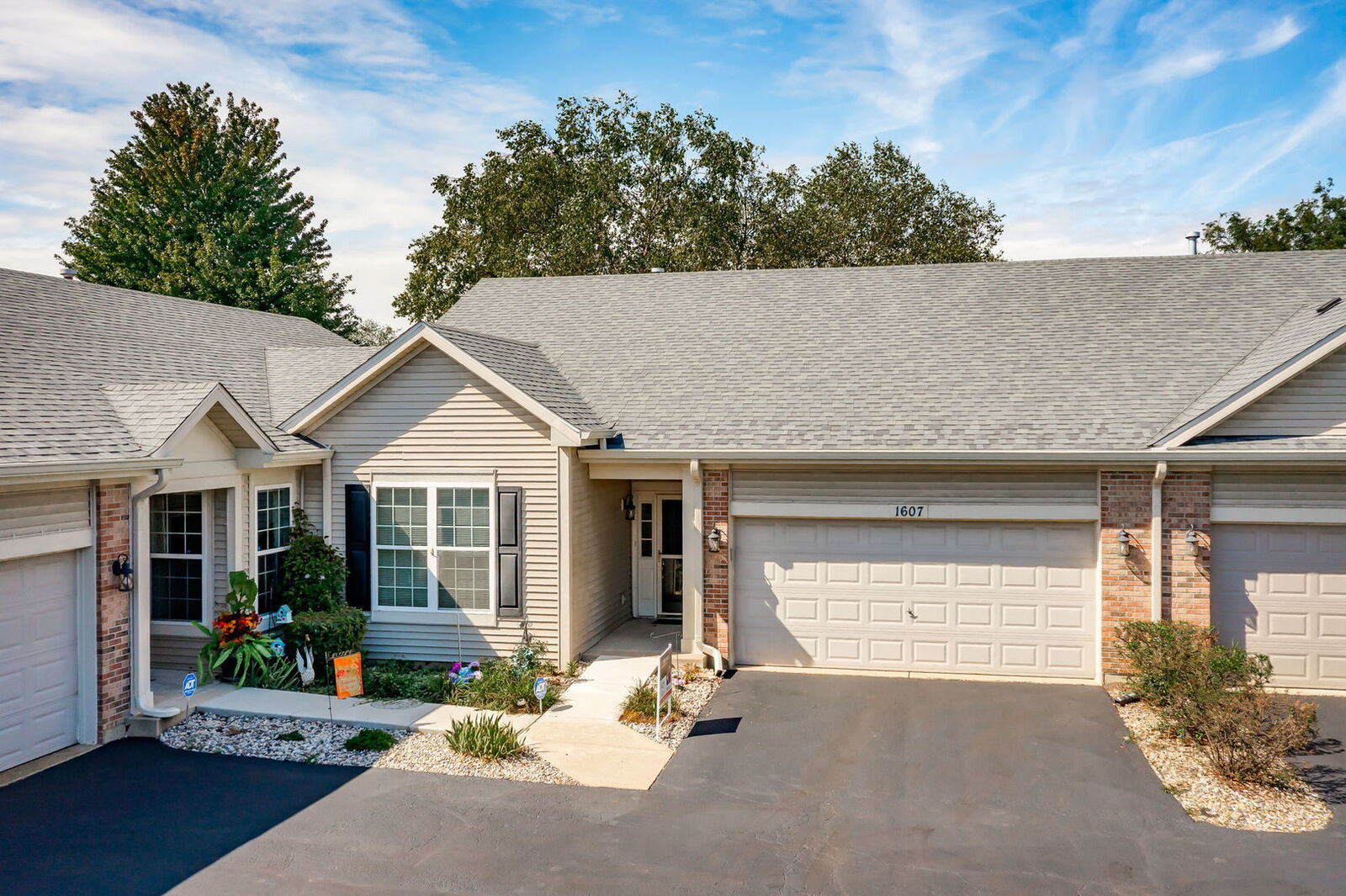 Property Photo: 1607 Cadillac Circle IL 60446