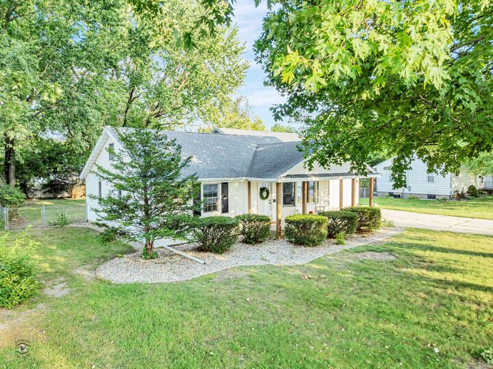 Property Photo: 830 W River Street IL 60914