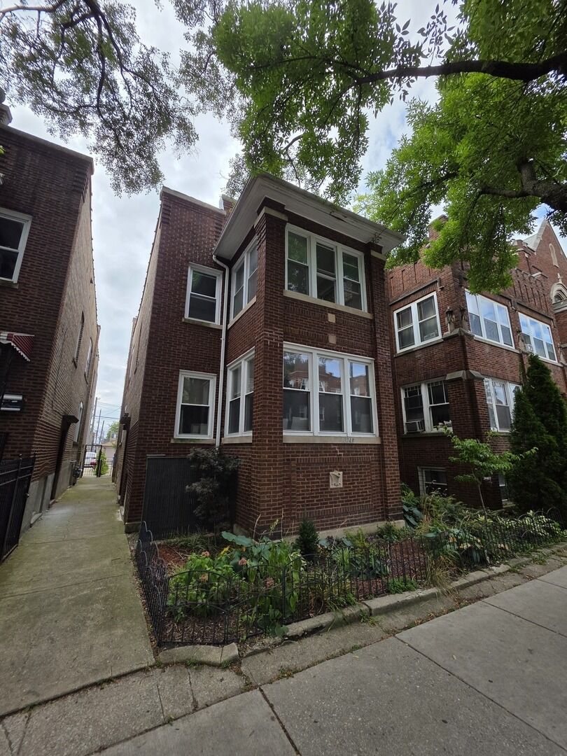 Property Photo:  3249 W Wilson Avenue 2  IL 60625 