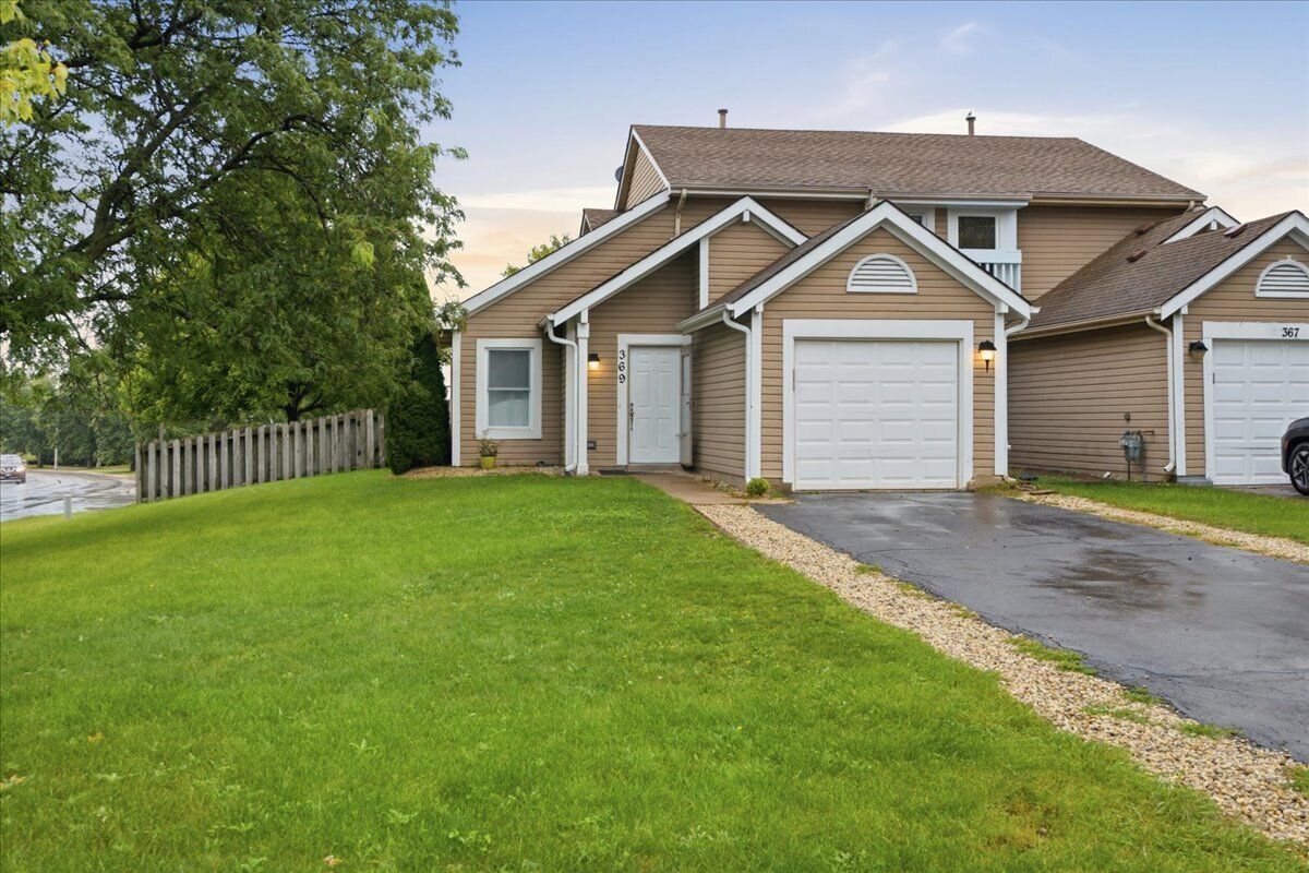 Property Photo: 369 Trailside Court IL 60188