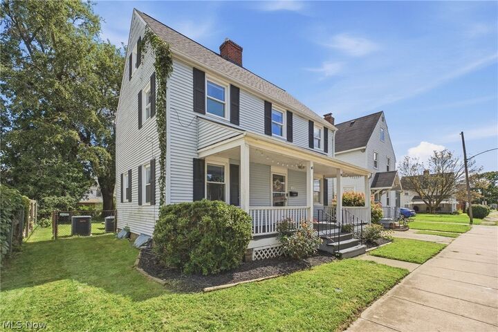 Property Photo: 1372 Roslyn Avenue SW OH 44710
