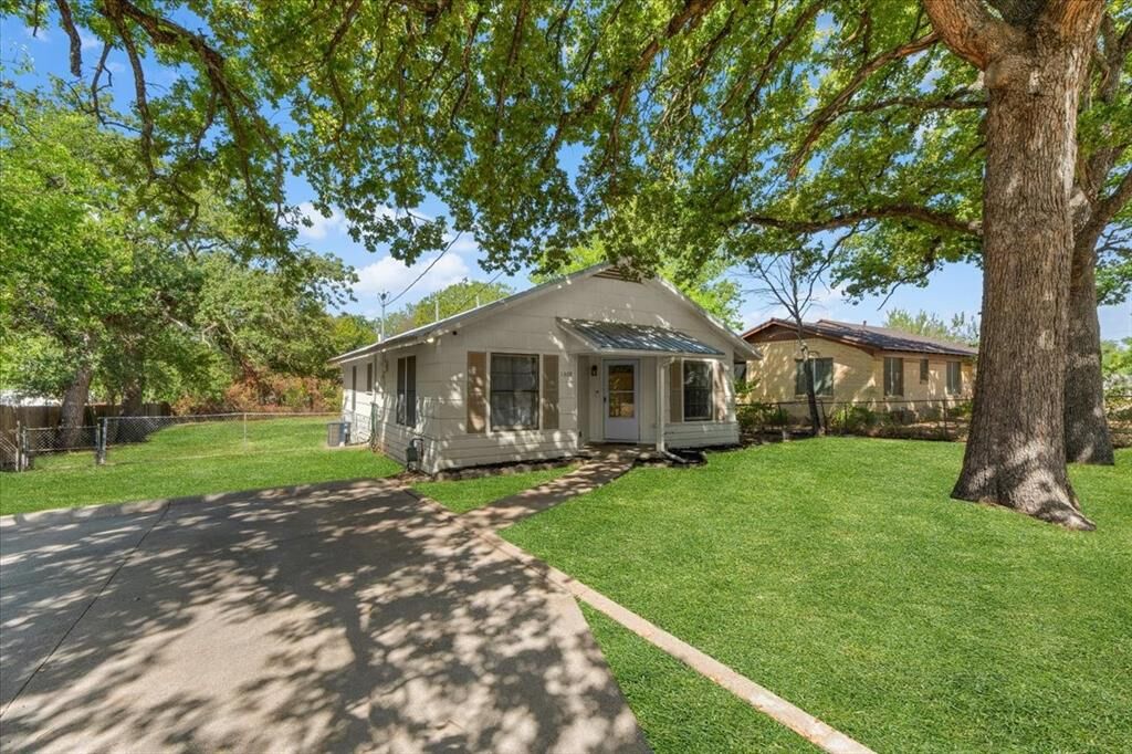 Property Photo:  1309 N Elm Street  TX 76086 