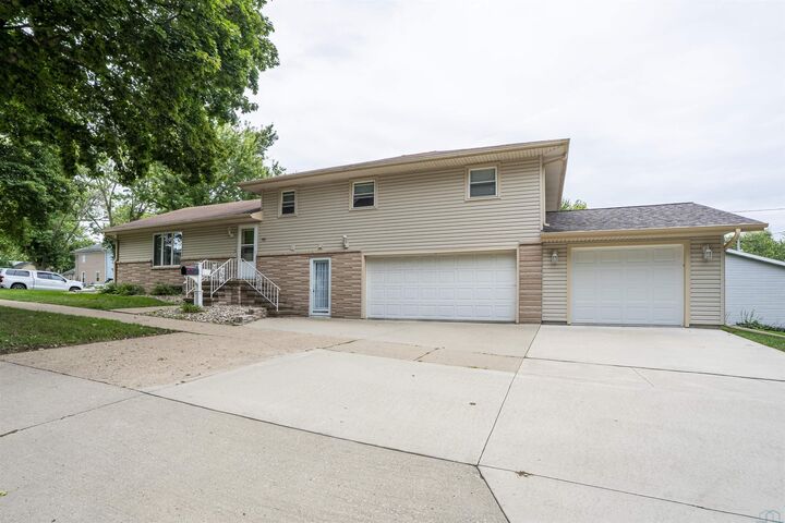 Property Photo:  150 4th St SE  IA 51031 