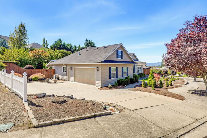 Property Photo: 4126 Hemlock Drive OR 97504