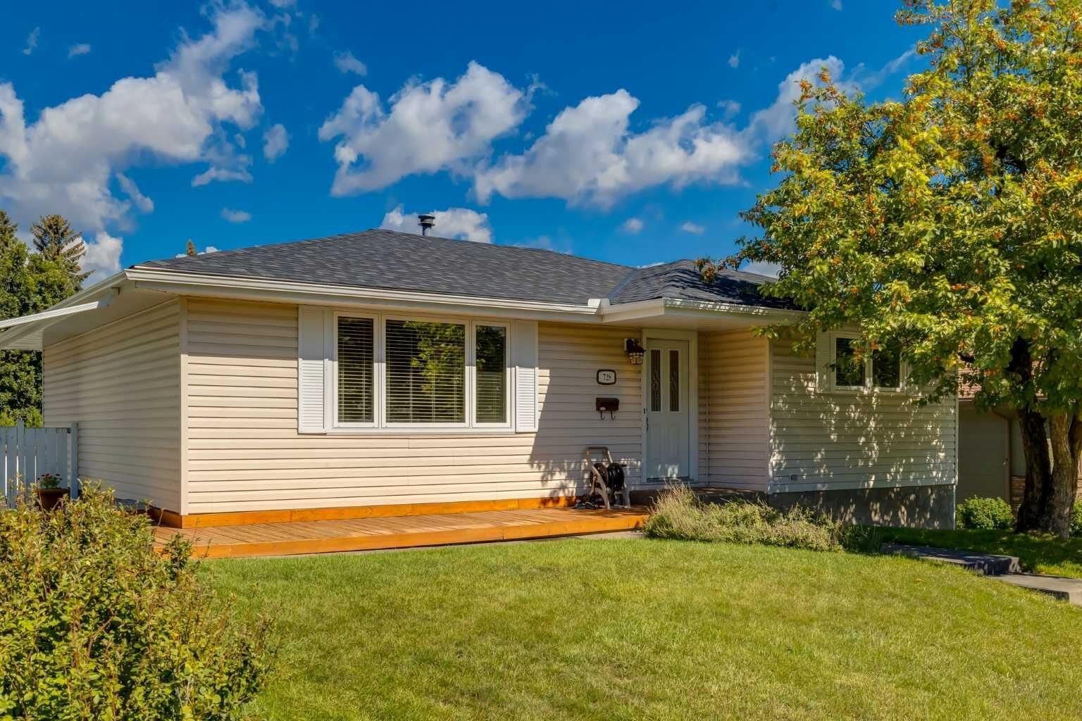 Property Photo:  728 Canfield Place SW  AB T2W 1K6 