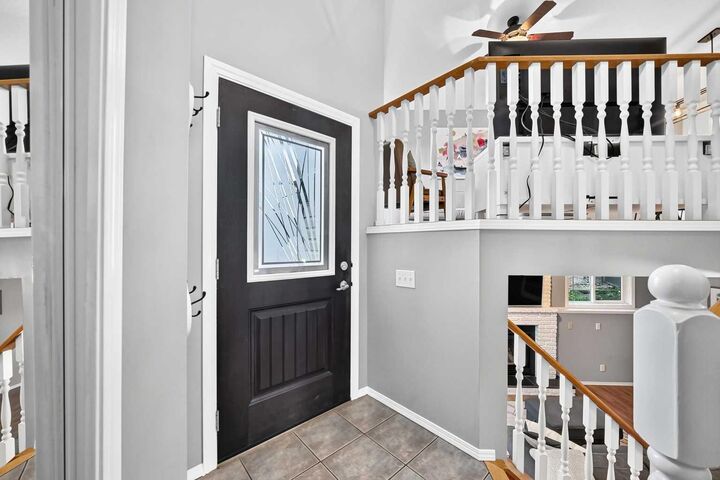 Property Photo:  124 Shawinigan Way SW  AB T2Y 2X2 