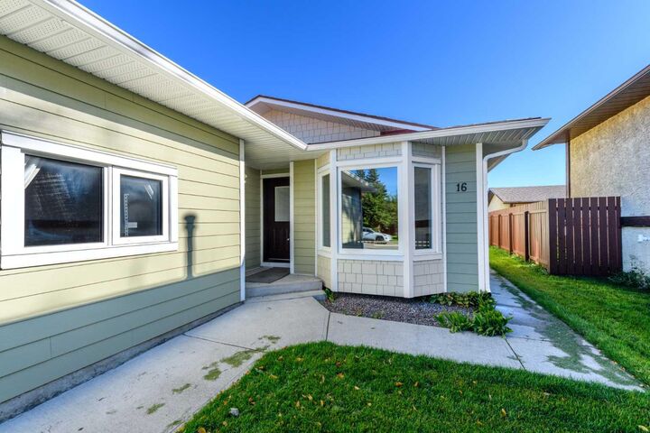 Property Photo:  16 Deersaxon Circle SE  AB T2J 6R5 