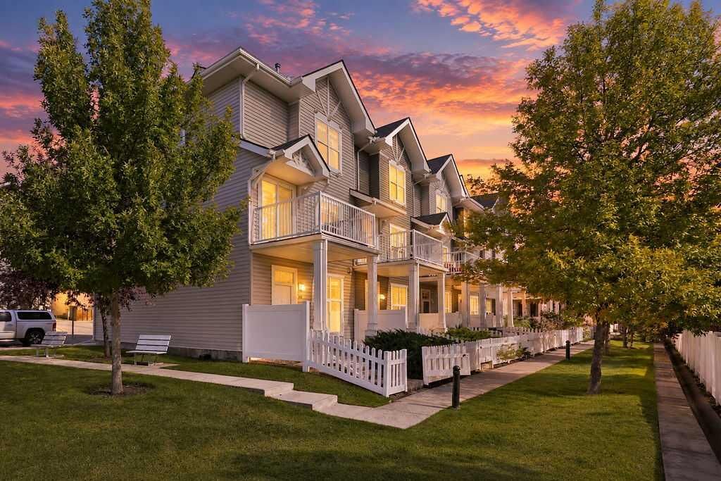 Property Photo:  75 Toscana Gardens NW  AB T3L 3C2 