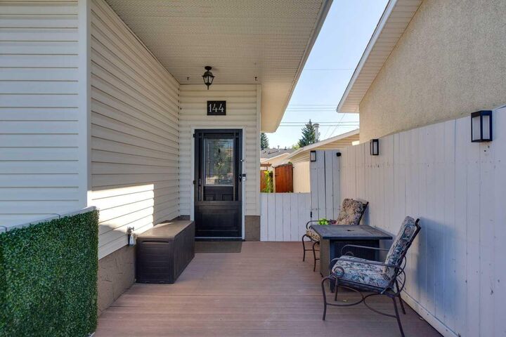 Property Photo:  144 Dovercliffe Way SE  AB T2B 1W7 