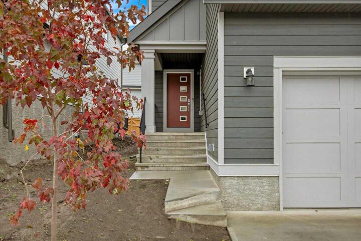 Property Photo:  75 Versant Rise SW  AB T2Y 0Z1 