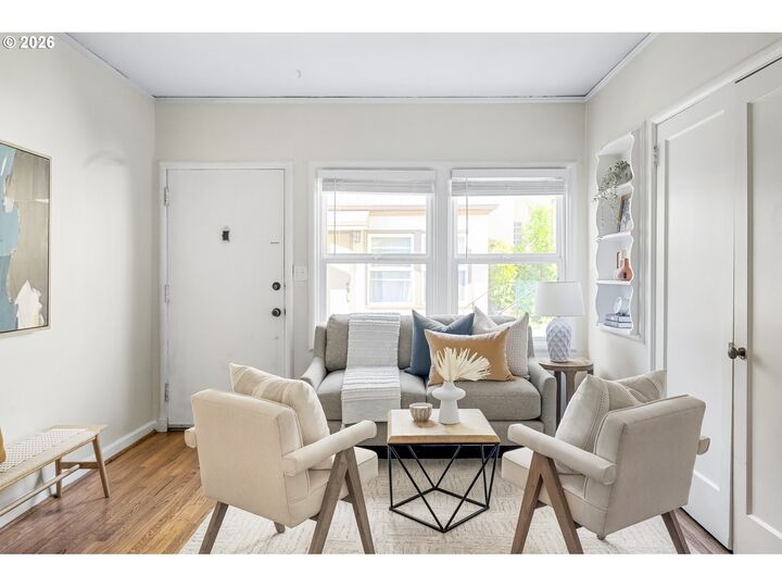 Property Photo:  130 SE 31st Ave 8  OR 97214 