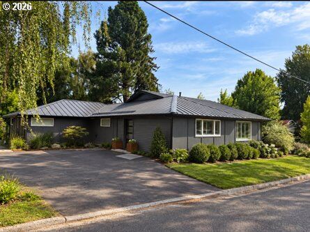Property Photo:  1414 C St  OR 97031 