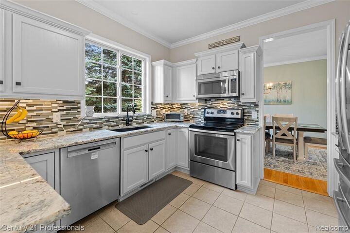 Property Photo:  518 Beechwood Way  MI 48362 