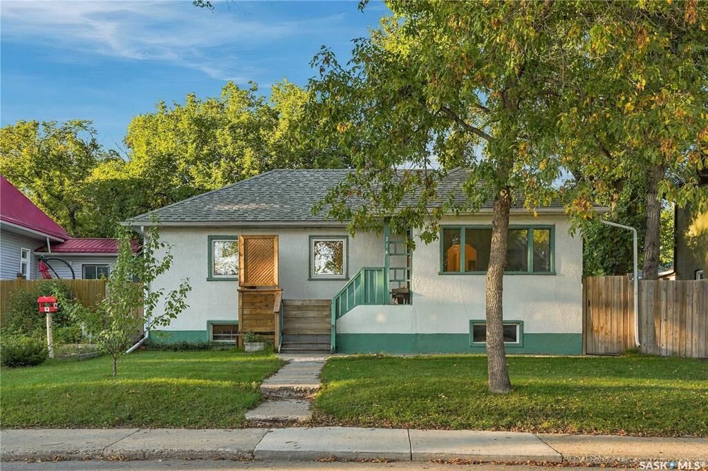 Property Photo:  216 25th Street W  SK S7L 0C4 