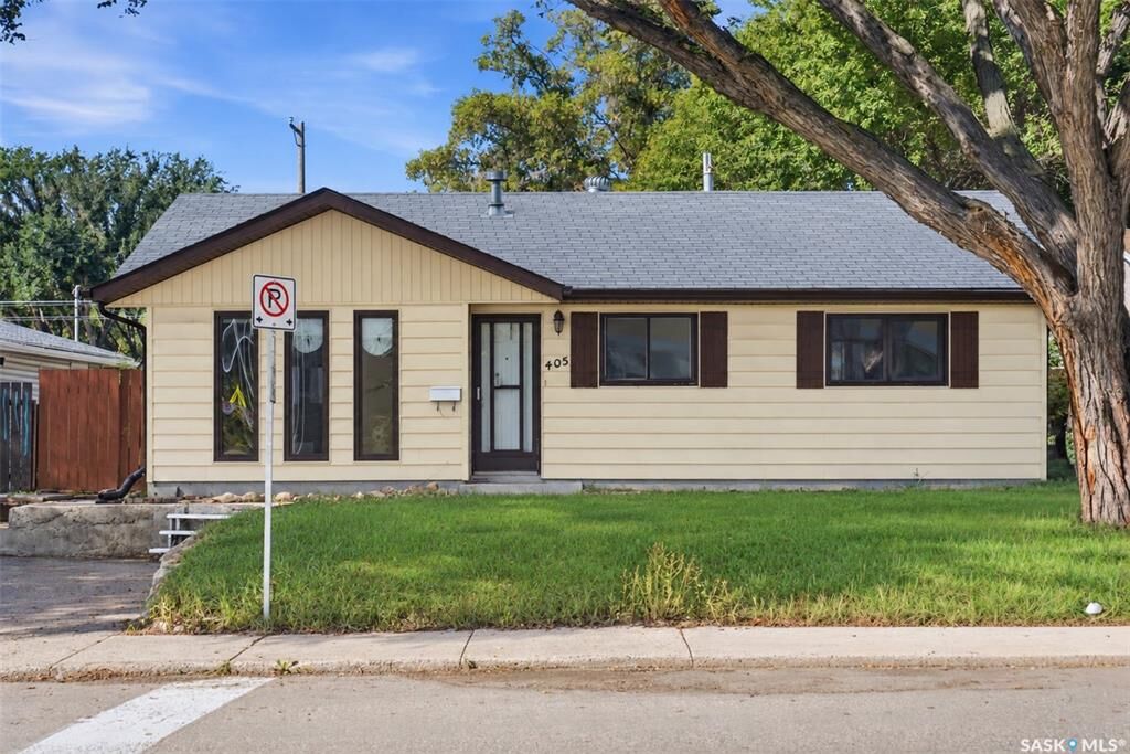 Property Photo:  405 W Avenue N  SK S7L 3G9 