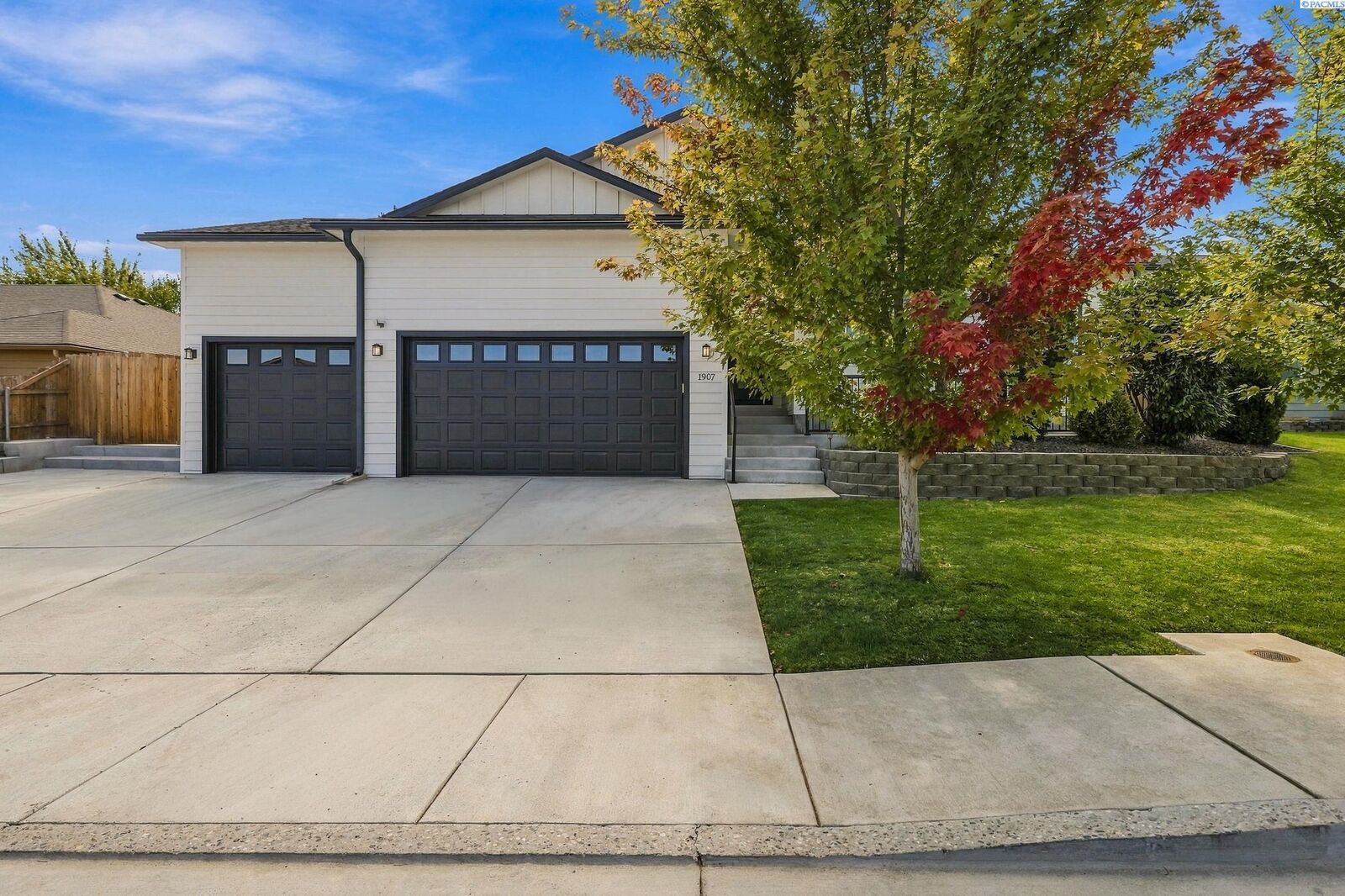 Property Photo: 1907 W 39th Ave WA 99337