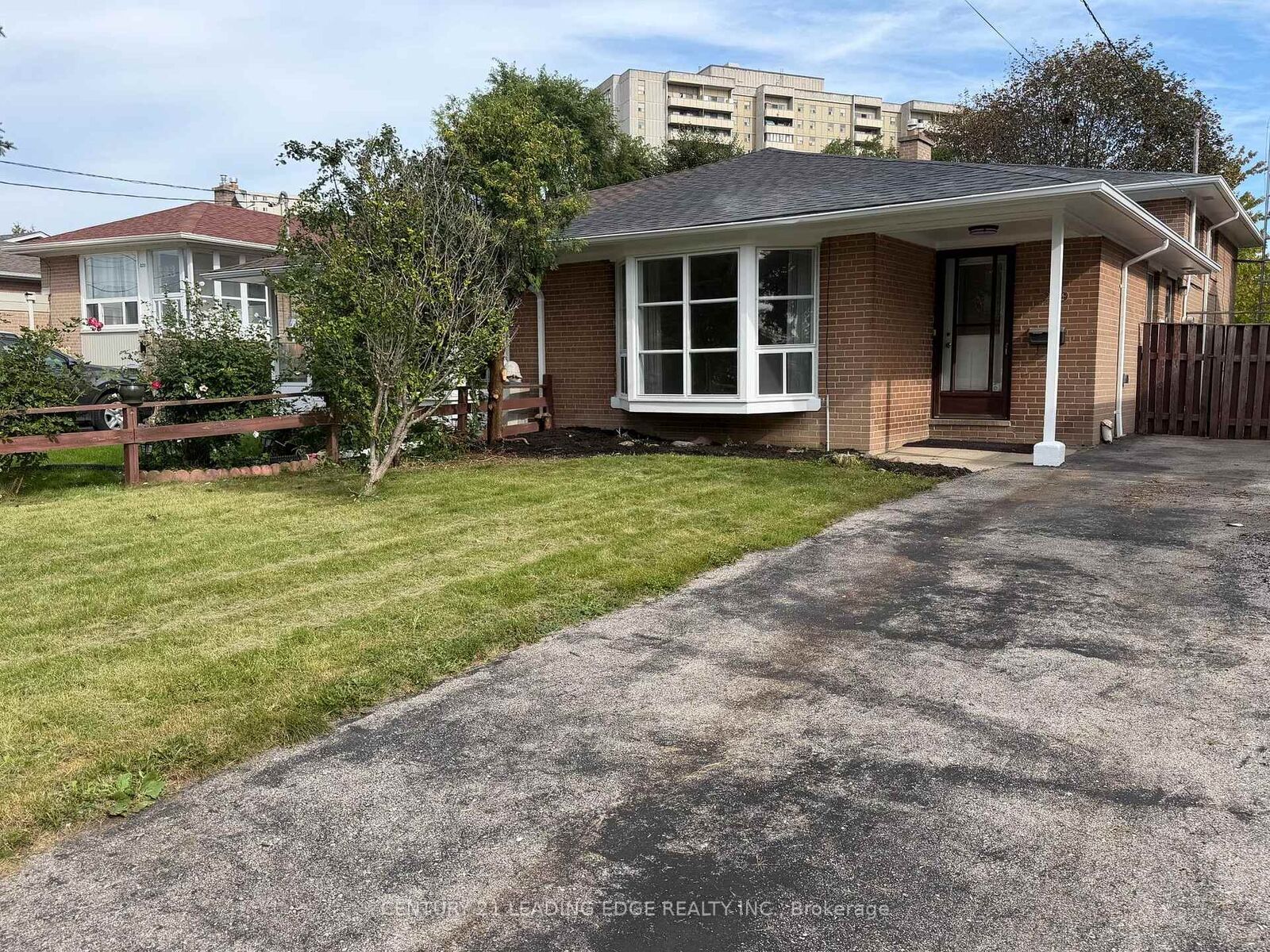 Property Photo:  219 Lynedock Crescent  ON M3A 2B5 