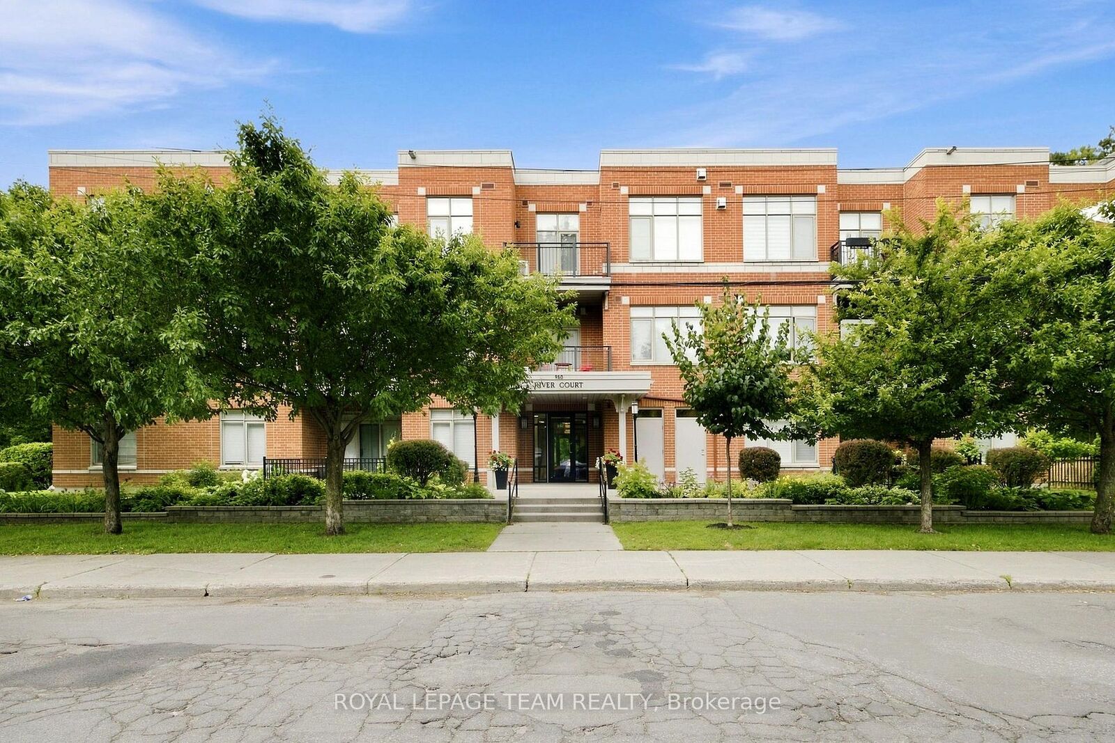 Property Photo:  950 Marguerite Avenue 212  ON K1K 3T8 