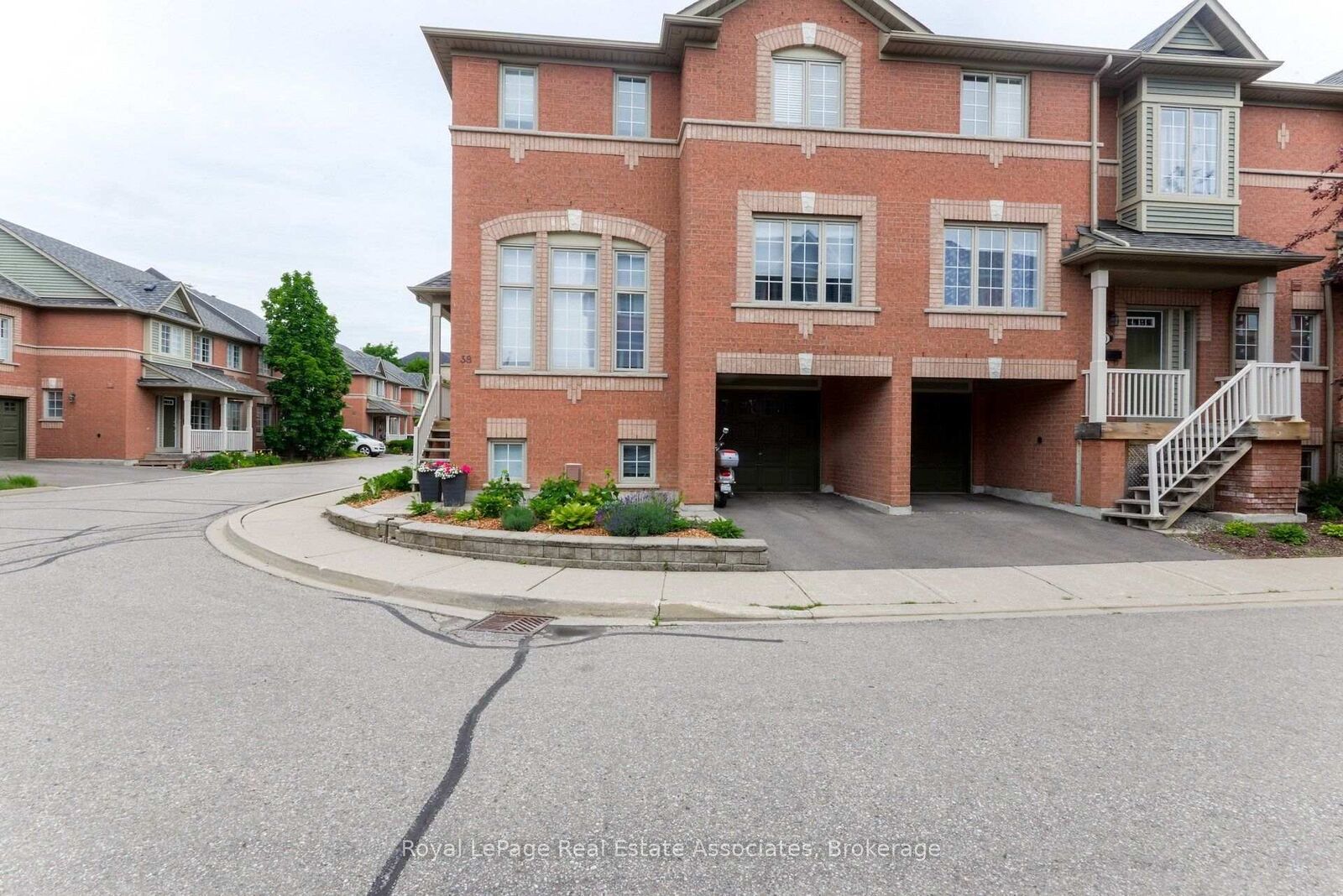 Property Photo:  5031 East Mill Road 38  ON L5V 2M5 