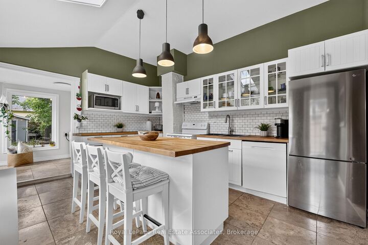Property Photo:  15 Charles Street  ON L7G 2Z1 