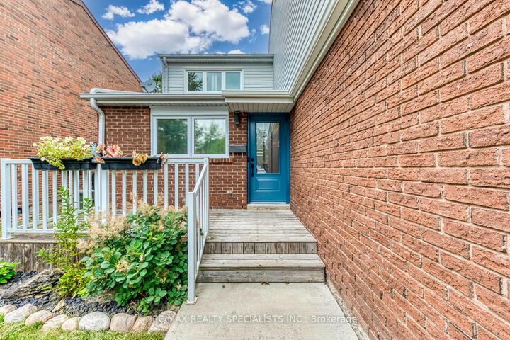 Property Photo:  4089 Barbican Drive  ON L5L 2C4 