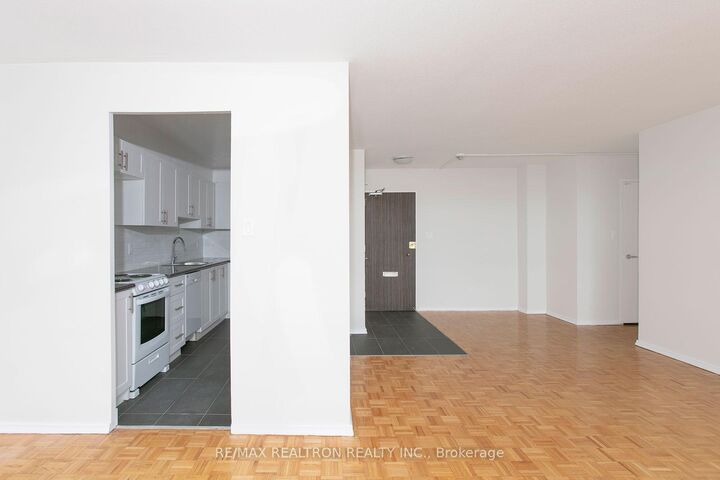 Property Photo:  6200 Bathurst Street 1008  ON M2R 2A3 