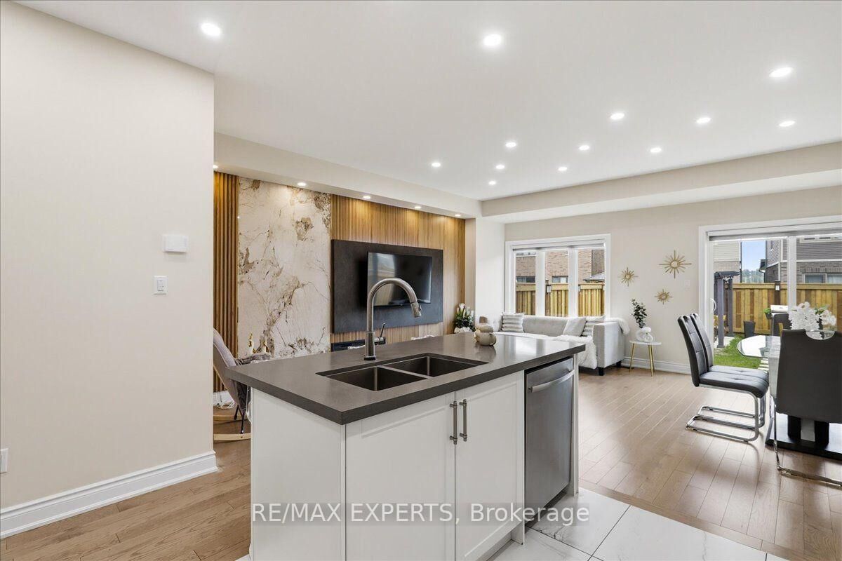 Property Photo:  68 Lorne Thomas Place  ON L9R 0V8 