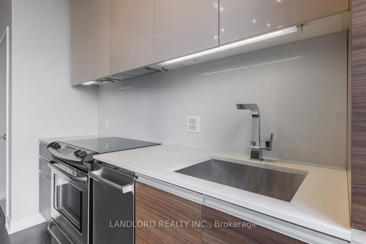 Property Photo:  8 Gladstone Avenue 607  ON M6J 0B3 