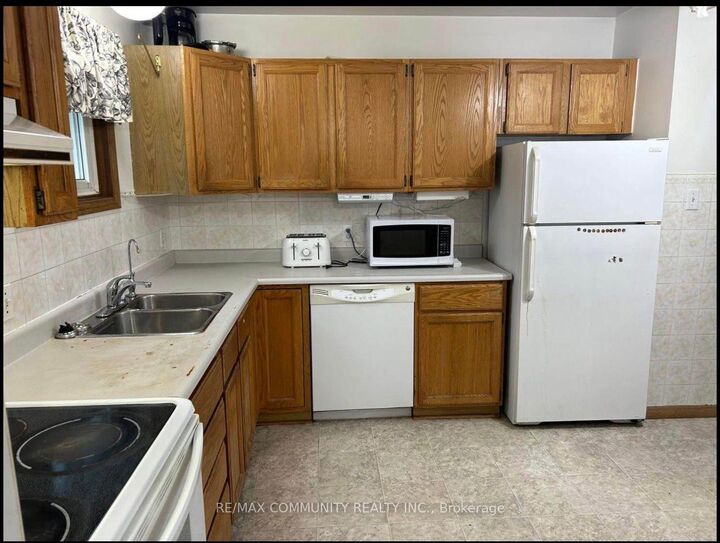 Property Photo:  174 Colborne Street Main  ON K9V 6A1 