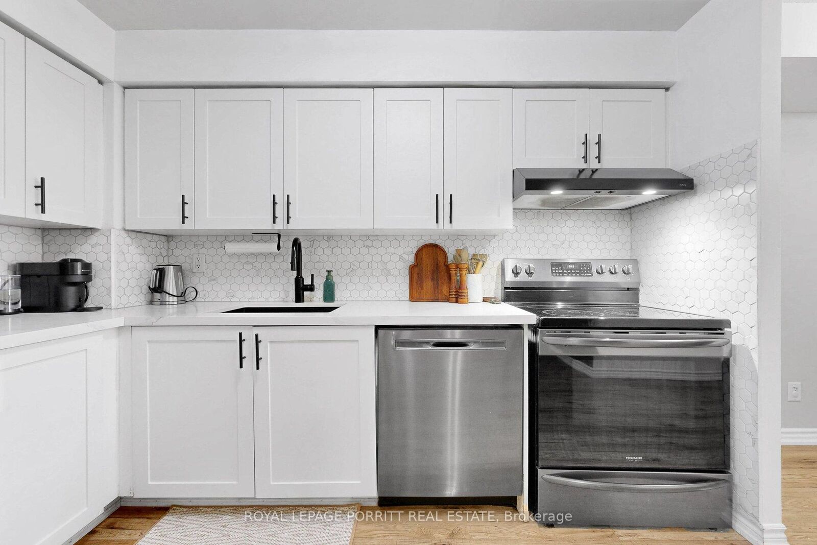 Property Photo:  3888 Duke Of York Boulevard 927  ON L5A 4P5 