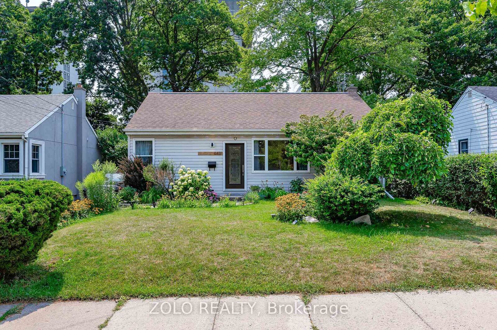Property Photo:  442 Queen Mary Drive  ON L6K 3M1 