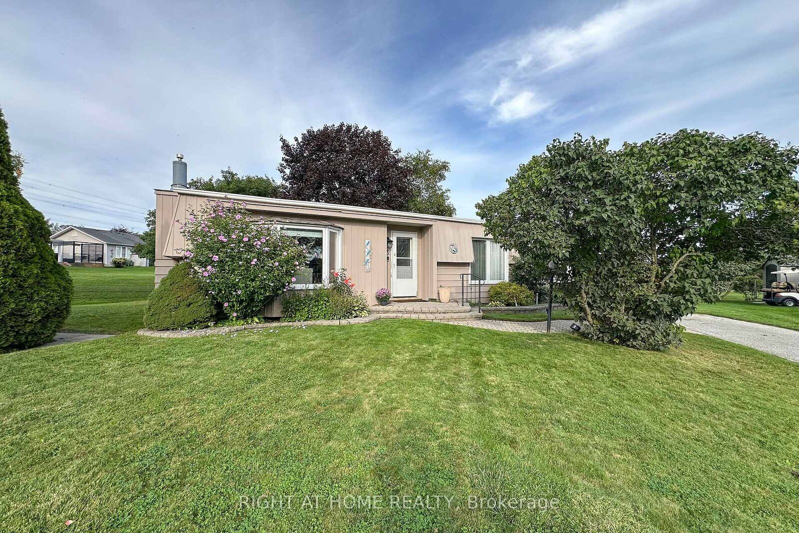 Property Photo:  13 Cornerbrook Court  ON L1B 1B7 