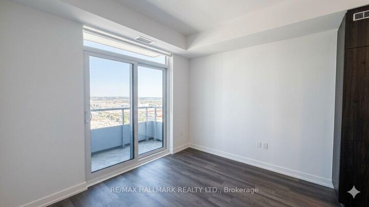 Property Photo:  5 Meadowdale Road 1812  ON L4K 0C7 