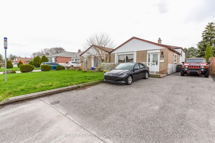 Property Photo:  137 Avondale Boulevard Upper  ON L6T 1H5 