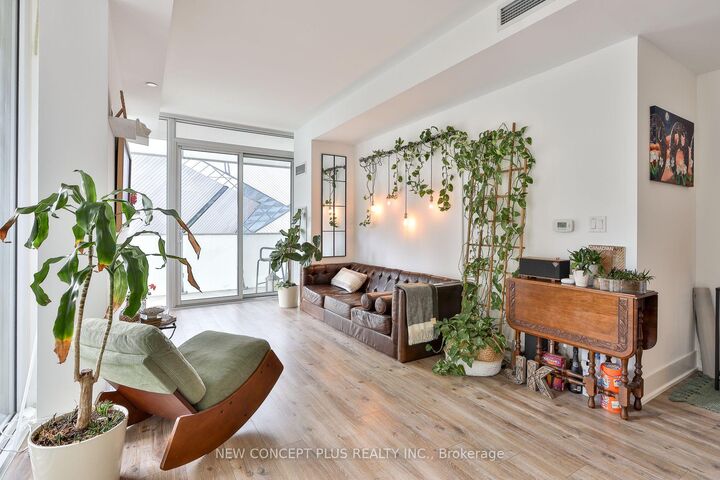 Property Photo: 200 Bloor Street W 405 ON M5S 0B1