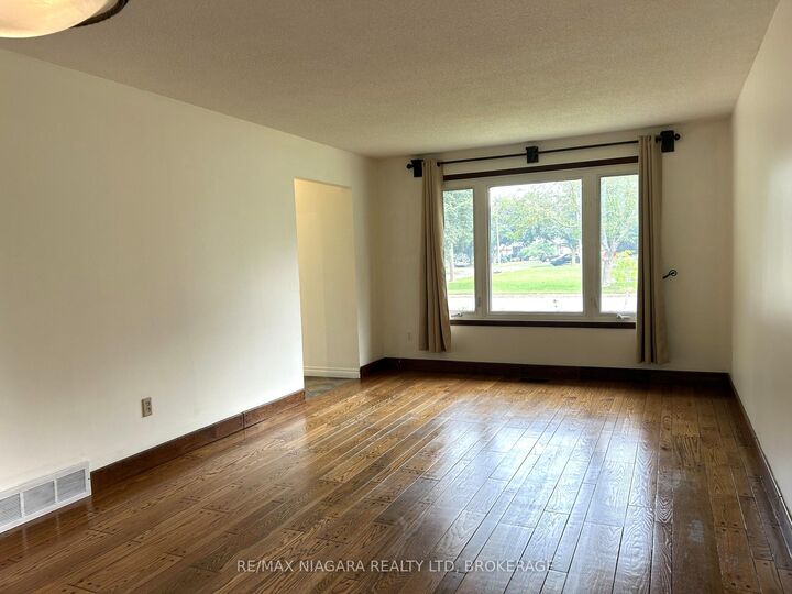 Property Photo:  26 Friars Court  ON L2N 6B5 